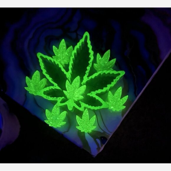 Maple Leaf Ashtray Set Glow in Dark Handmade Resin 1 Large 7 Small Functional - Picture 2 of 4